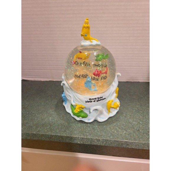 Universal Studios Islands of Adventure Dr Seuss One Two Red Blue Fish Snow Globe - Picture 9 of 9